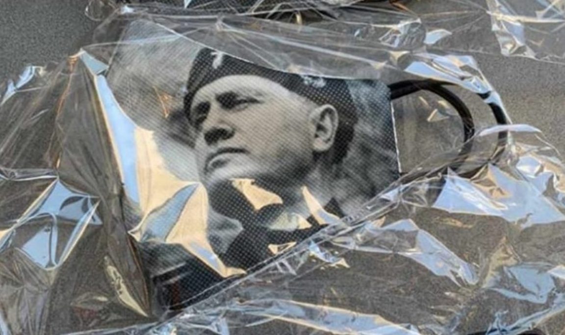 Mondkapje met Mussolini's gezicht erop